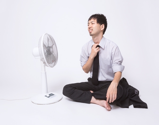 暑がる男